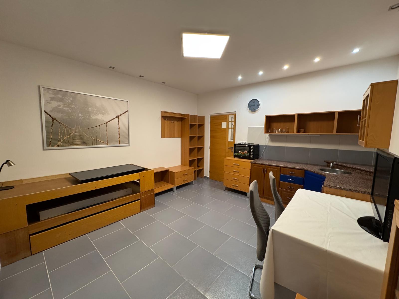 Pronájem bytu, 1+kk 20 m², Zvěrotice